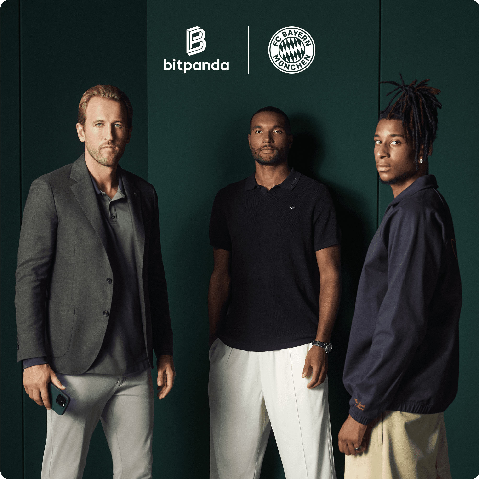 Three men in smart-casual outfits stand against a dark green backdrop with Bitpanda and FC Bayern München logos above them.